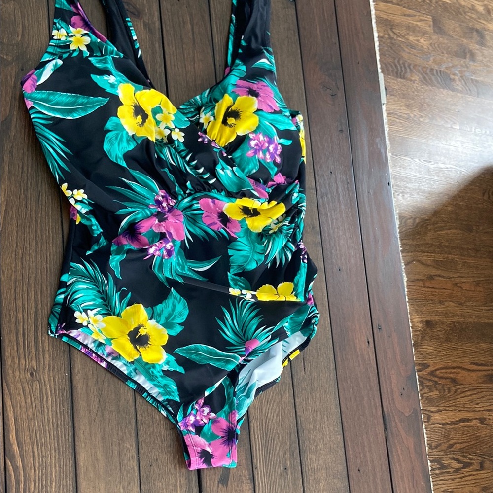 Caribbean Sand floral women’s one piece swimsuit Preowned in